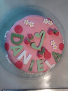 Tarta decorada con fondant de fresitas