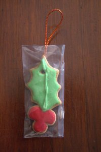 Galleta de hoja de acebo decorada con glasa