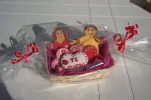 Cesta de galletas decoradas para San Valentín