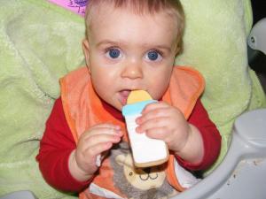 Juan comiéndose la galleta de biberón