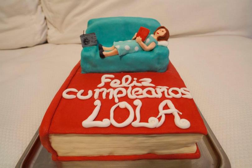 Tarta de libro y sofá