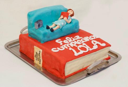 Tarta fondant de libro y sofá para Sevilla