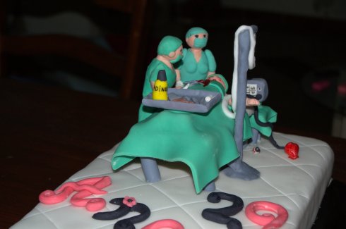 Tarta fondant de quirófano con cirujano y anestesista