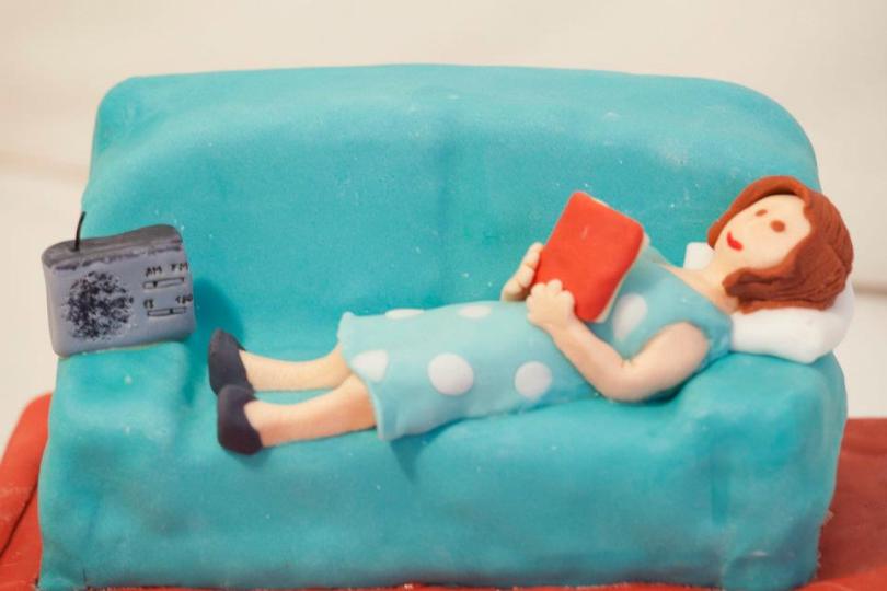 Sofá de bizcocho y fondant con muñequita