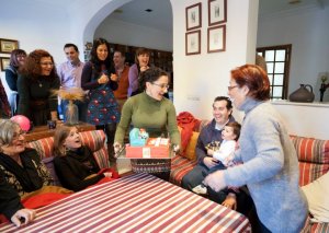 La homenajeada al descubrir la tarta La homenajeada al descubrir la tarta