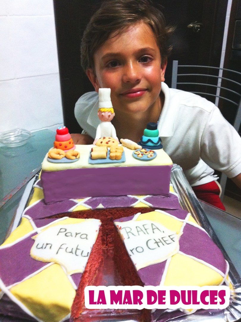 Rafa con su tarta de futuro repostero