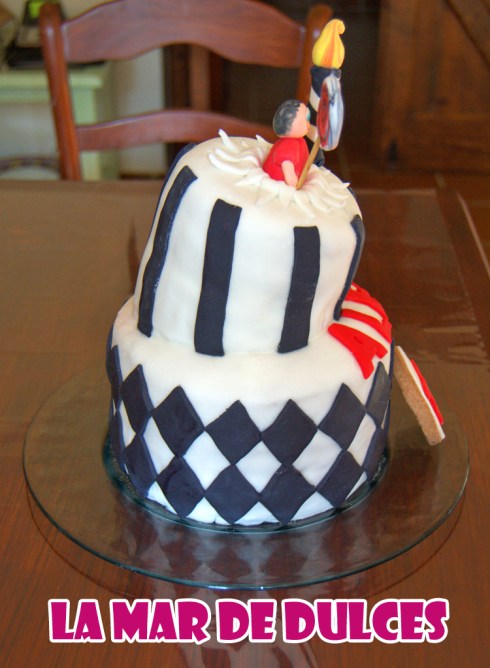 Tarta fondant blanca y negra de rombos y rayas Chiclana