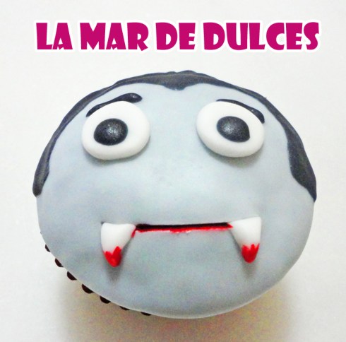 Cupcake de fondant de Drácula para Halloween