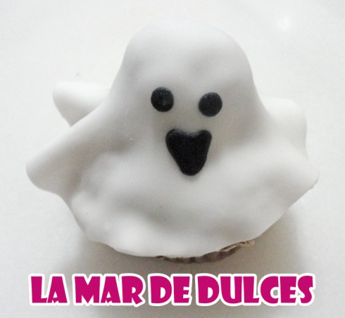 Cupcake de fondant de fantasma para Halloween