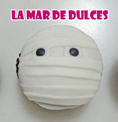Cupcake de fondant de momia para Halloween