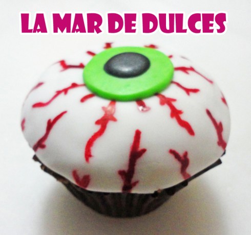 Cupcake de fondant de ojo sangriento para Halloween