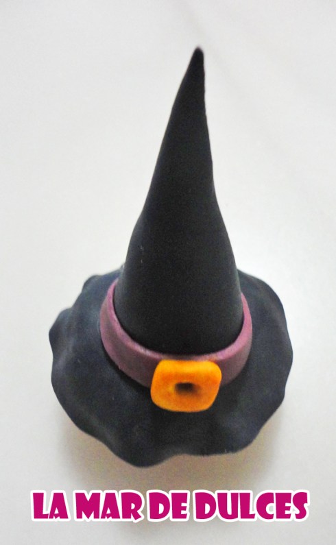 Cupcake de fondant de sombrero de bruja para Halloween