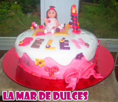 Tarta fondant niña de un año con moñito Sevilla