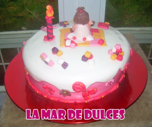 Tarta fondant niña de un año con moñito Sevilla