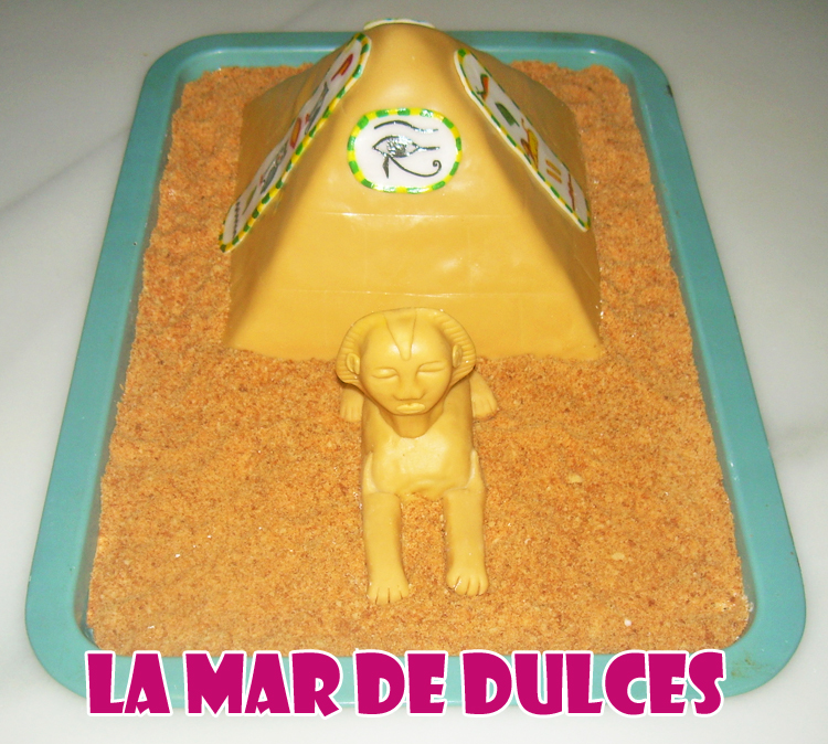 Tarta fondant pirámide esfinge y jeroglíficos egipcios - Sevilla