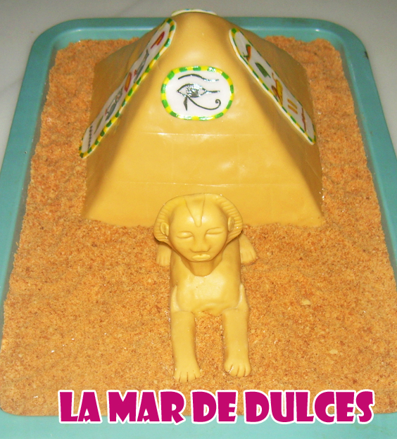 Tarta fondant pirámide esfinge y jeroglíficos egipcios - Sevilla
