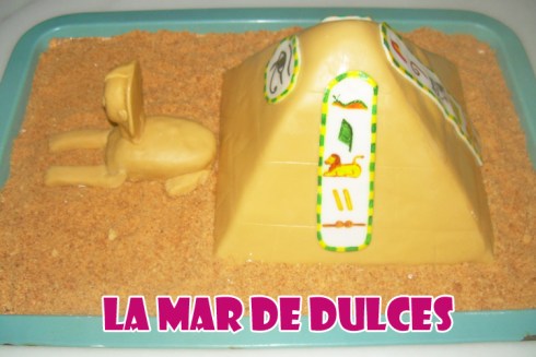 Tarta fondant pirámide esfinge y jeroglíficos egipcios - Sevilla