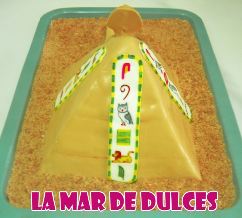 Tarta fondant pirámide esfinge y jeroglíficos egipcios - Sevilla