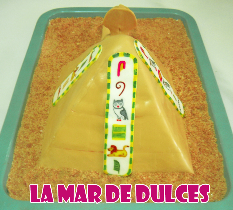 Tarta fondant pirámide esfinge y jeroglíficos egipcios - Sevilla
