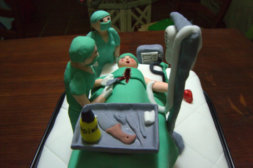 Tarta fondant de quirófano con cirujano y anestesista Sevilla