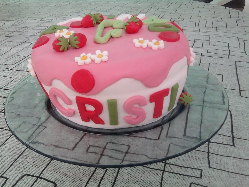 Tarta fondant de fresitas blanca y rosa para Chiclana - Cádiz