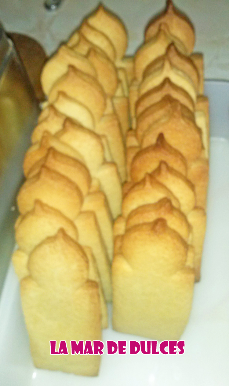 Galletas decoradas con glasa y fondant de velas Sevilla