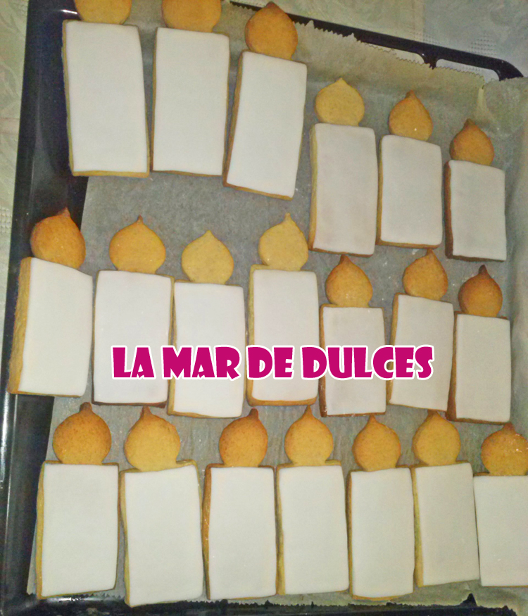 Galletas decoradas con glasa y fondant de velas Sevilla