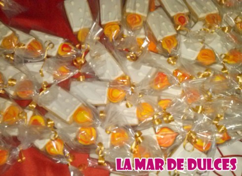 Galletas decoradas con glasa y fondant de velas Sevilla