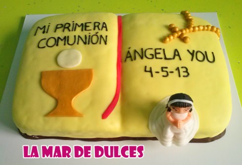 Tarta fondant de libro para Comunión Sevilla