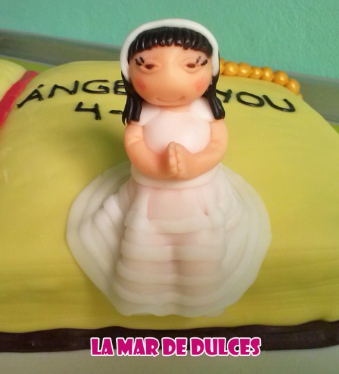 Tarta fondant de libro para Comunión Sevilla