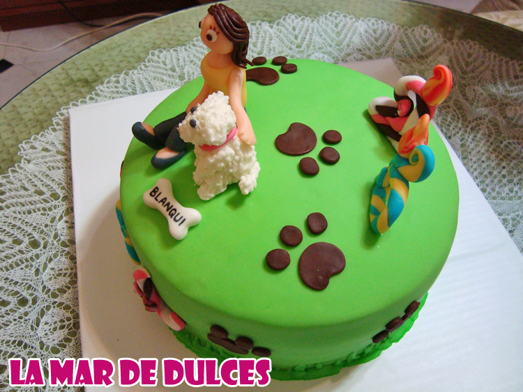 Tarta fondant de perro y huellas Sevilla