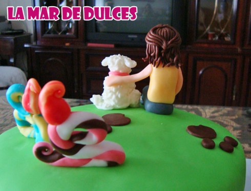 Tarta fondant de perro y huellas Sevilla