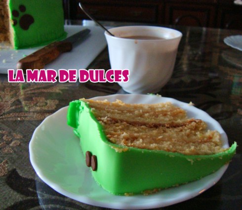 Tarta fondant de perro y huellas Sevilla