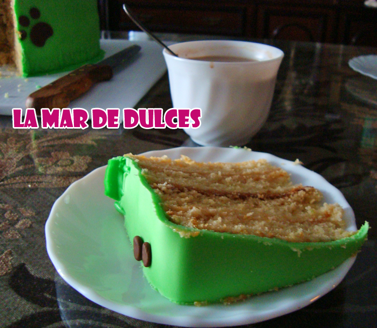Tarta fondant de perro y huellas Sevilla