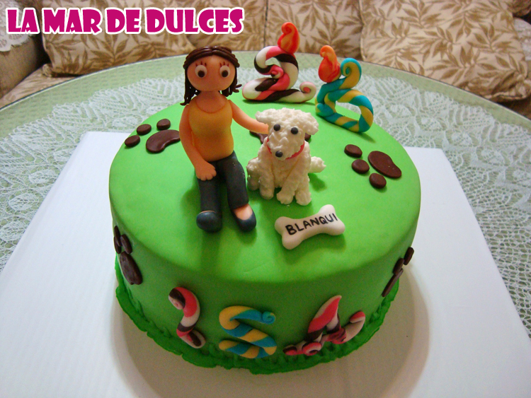 Tarta fondant de perro y huellas