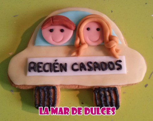 Galleta decorada de coche de recién casados