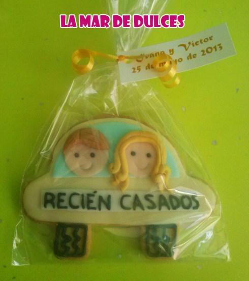 Galleta decorada de coche de recién casados