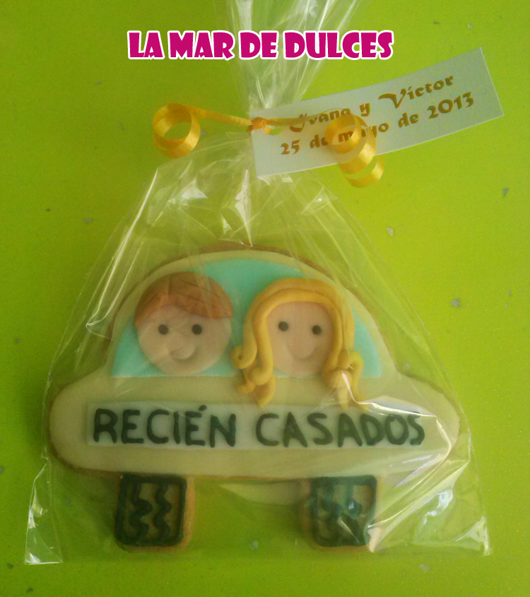 Galleta decorada de coche de recién casados