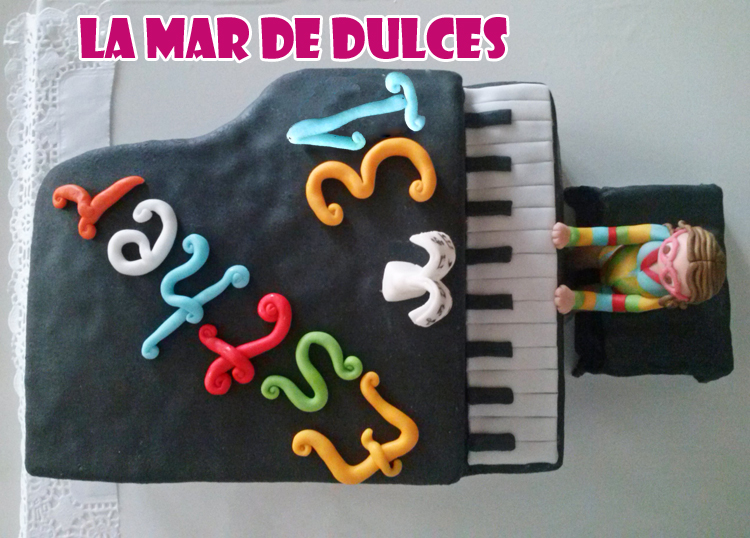 Tarta fondant de piano Sevilla