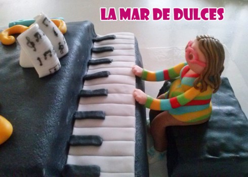 Tarta fondant de piano Sevilla
