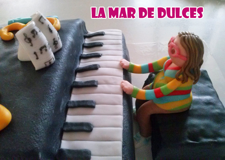 Tarta fondant de piano Sevilla