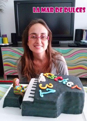 Tarta fondant de piano Sevilla