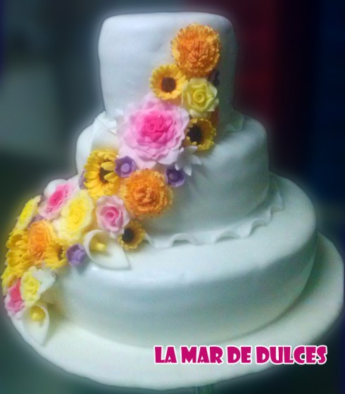 Tarta fondant de cascada de flores para boda en Chiclana