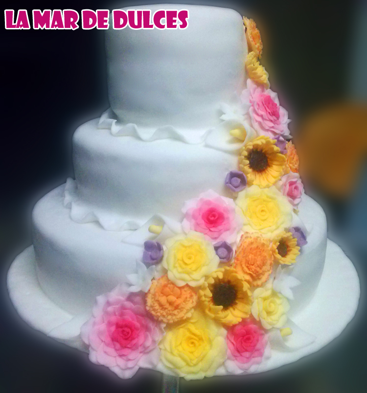 Tarta fondant de cascada de flores para boda en Chiclana