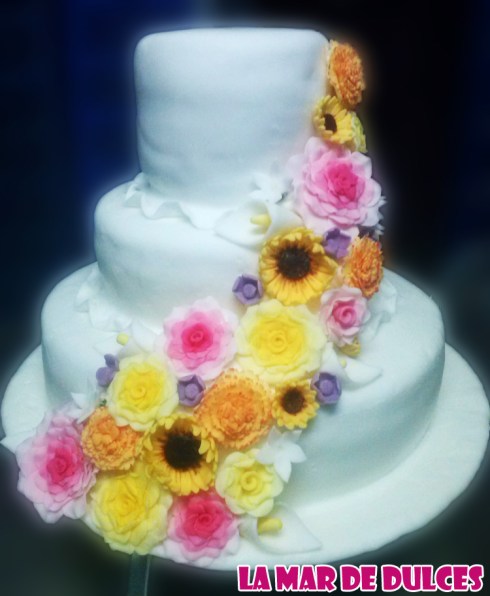 Tarta fondant de cascada de flores para boda Chiclana
