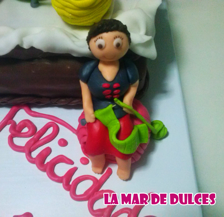 Tarta fondant de cesta de ovillos y agujas de punto Sevilla