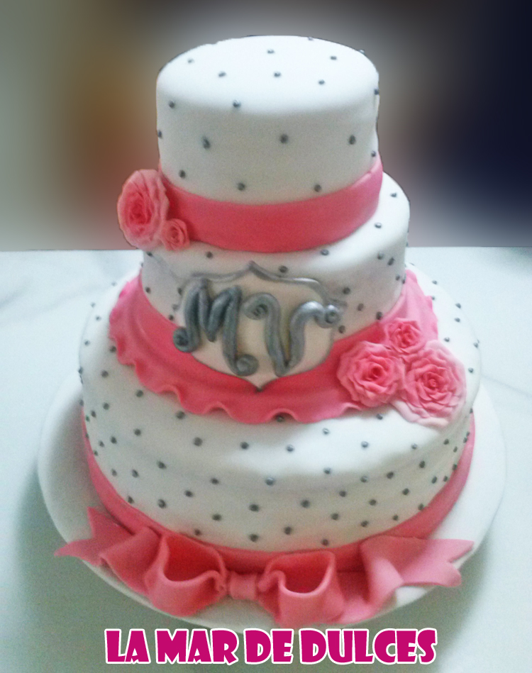 Tarta fondant de rosas y lunares plata para boda en Sevilla