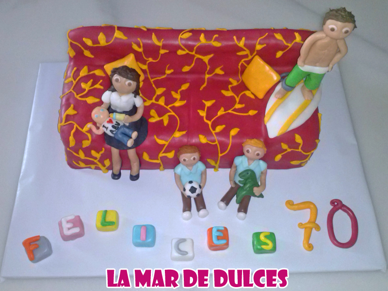 Tarta fondant de sofá: abuela con sus cuatro nietos Sevilla