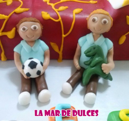 Tarta fondant de sofá: abuela con sus cuatro nietos Sevilla