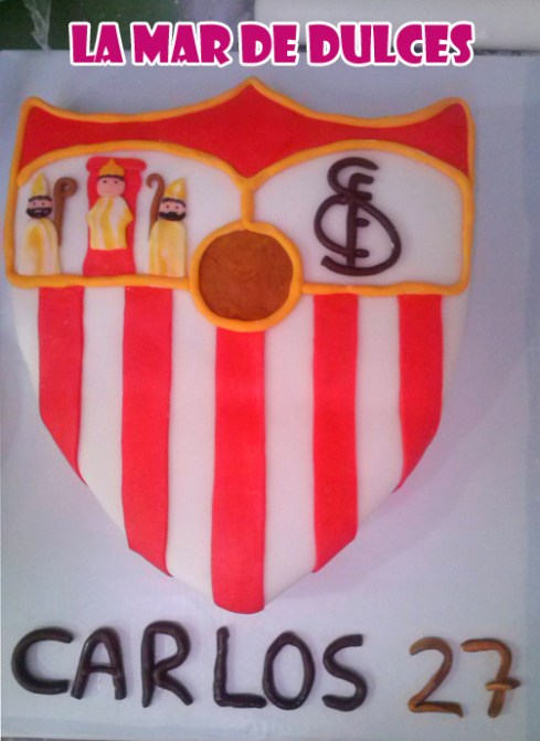 Tarta fondant del escudo del Sevilla F. C.